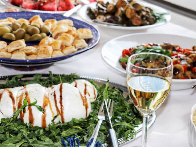 Italienisches Catering-Buffet mit Mozzarella, Oliven und Weißwein