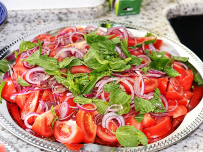 Tomatensalat mit Zwiebeln und Basilikum
