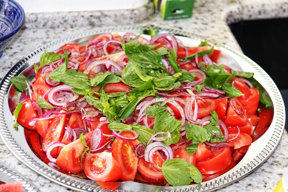 Tomatensalat mit Zwiebeln und Basilikum