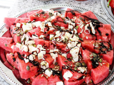 Wassermelonensalat mit Zwiebeln und Fetakäse
