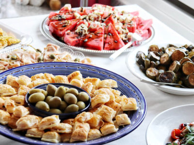 Blätterteig mit Oliven, Zucchini und Wassermelonensalat