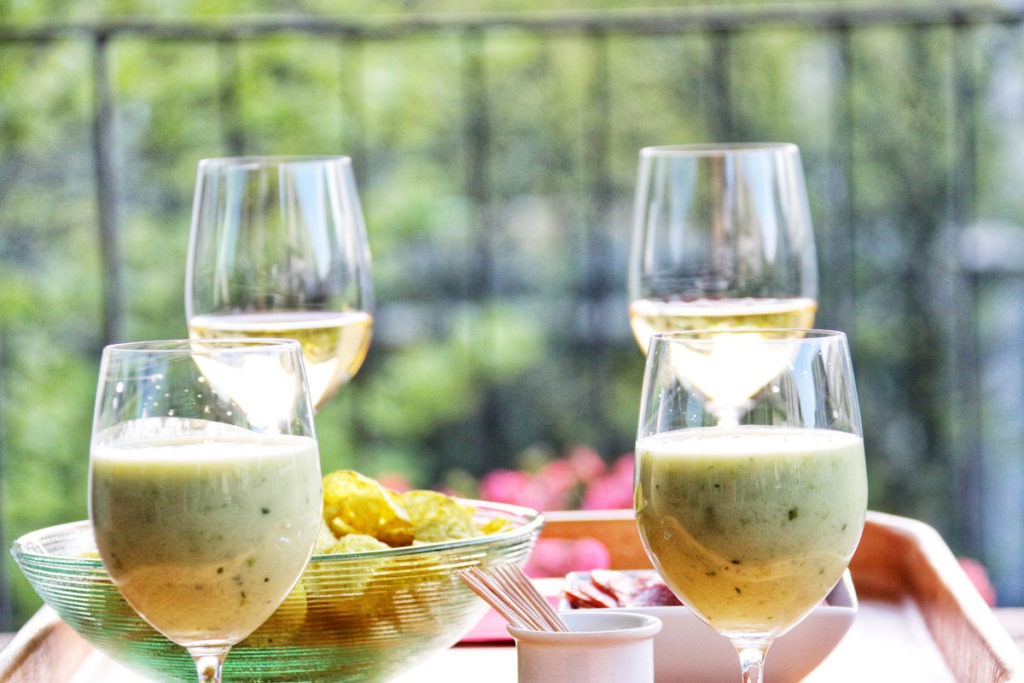 Green smoothie and white wine with potatoe chips