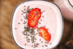 Erdbeer-Bananen-Rhabarber-Protein-Smoothie