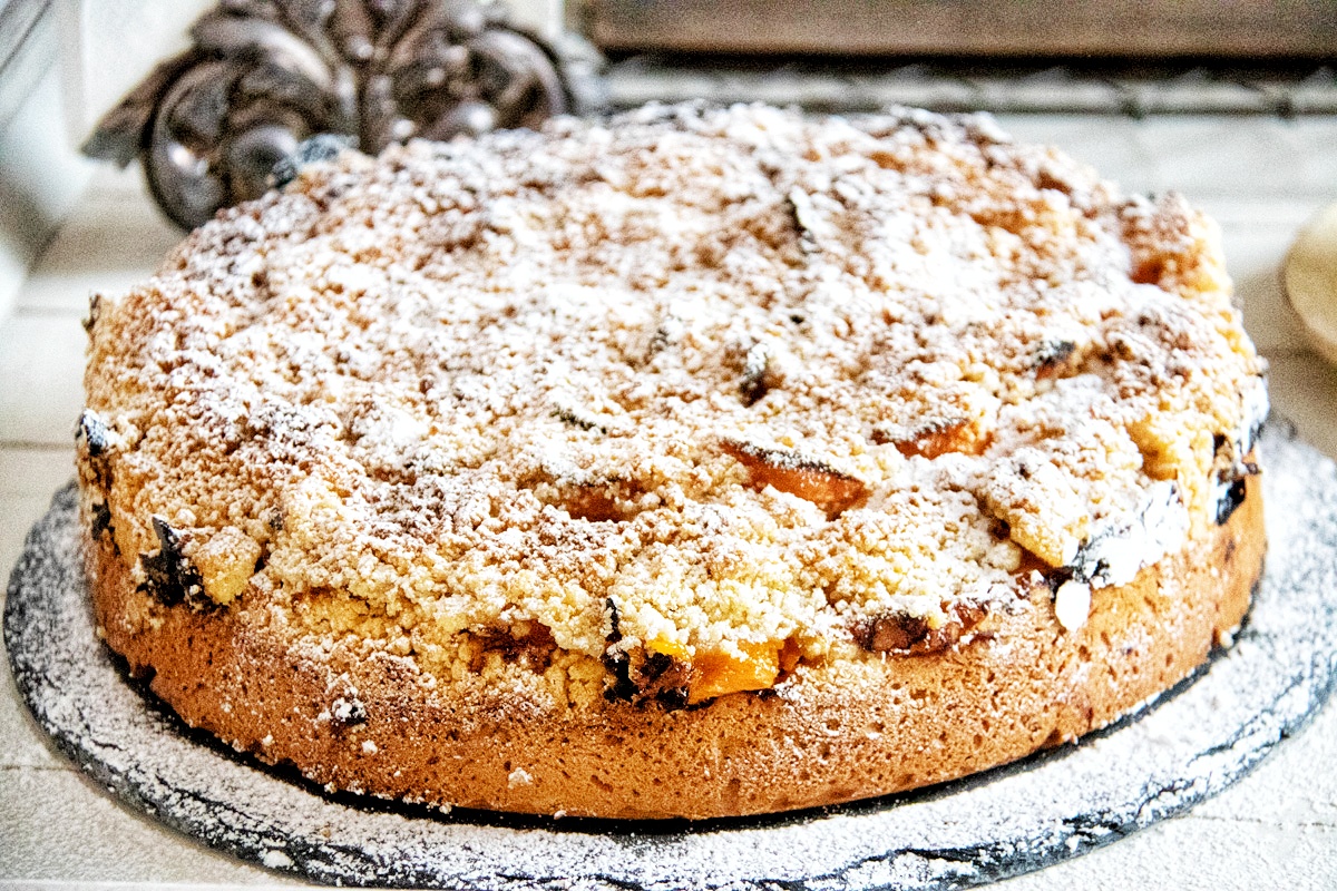 Veggy Malta - APRICOT CRUMBLE CAKE by Michaela Žáková  https://veggymalta.com/apricot-crumble-cake/ Apricot season is here, so  let's make some vegan apricot crumble cake! It is quite an easy recipe and  the cake is