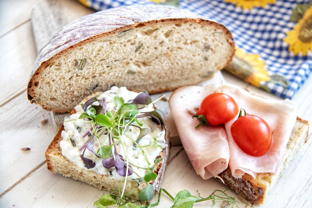 Spelt Bread with Cottage Cheese and Ham