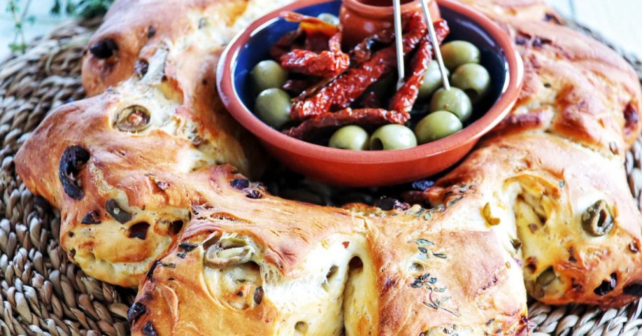 Portugiesisches Olivenbrot mit sonnengetrockneten Tomaten und Sagres-Bier