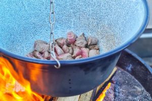 Urban Fire Cooking, Ungarischer Gulasch mit Serviettenknödel