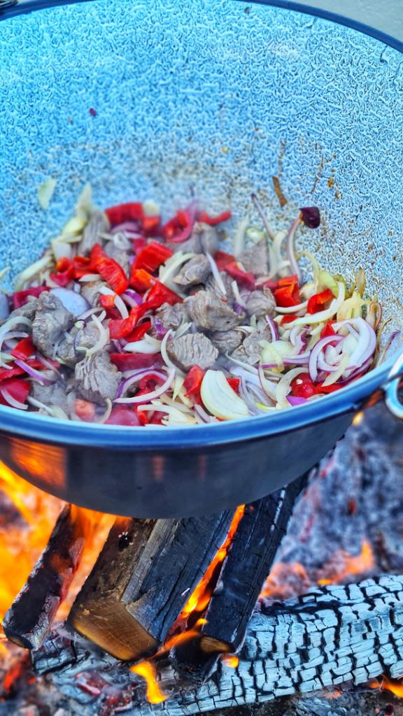 Urban Fire Cooking, Ungarischer Gulasch mit Serviettenknödel